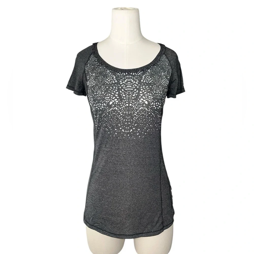 Lululemon sz  6  Gray RUN WILD SHORT SLEEVE TECH SHIRT Reflective Running H12